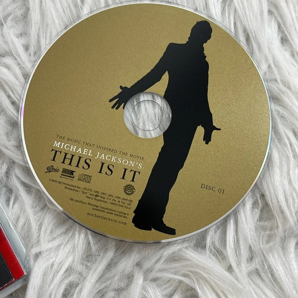This Is It by Michael Jackson (2 CD, 2009, Sony) Hardcover Booklet, Souvenir - Picture 4 of 16